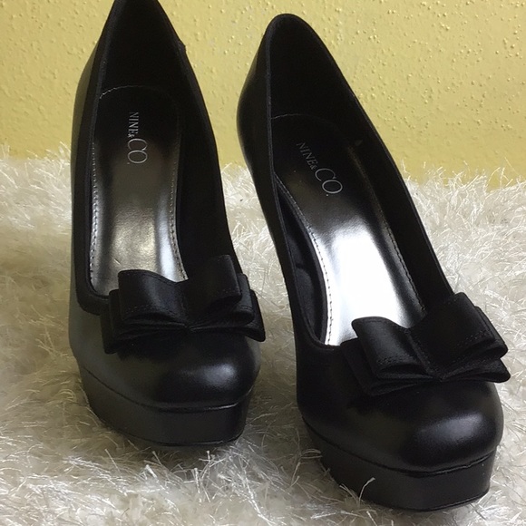Nine and Co.. Black Double Bow Front Heels - Picture 2 of 7
